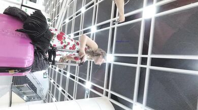 【极品抄底】超高质量机场地铁抄底高挑美女阴毛旺盛露出两根 三角内内夹在逼缝隙里 (6)